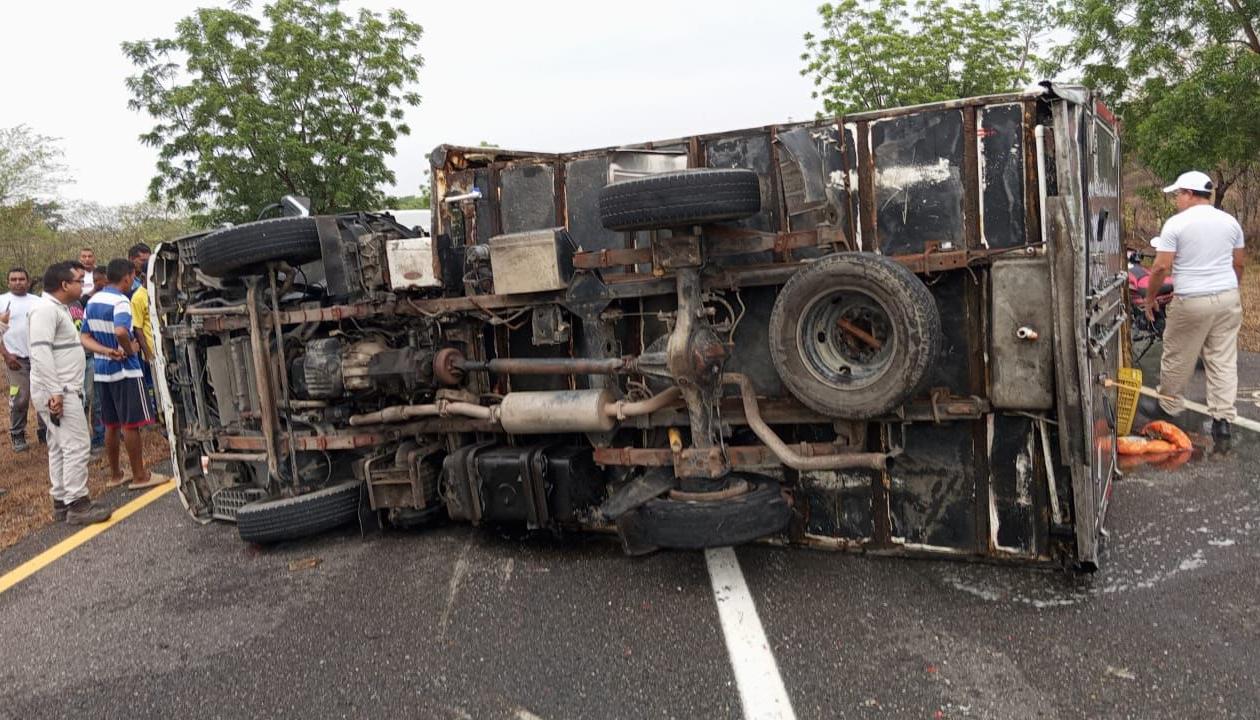 Furgón volcado tras el accidente. 