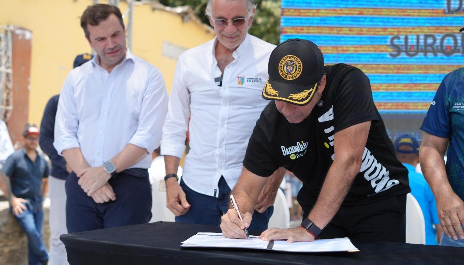 Alcalde Char firmando inicio de las obras.