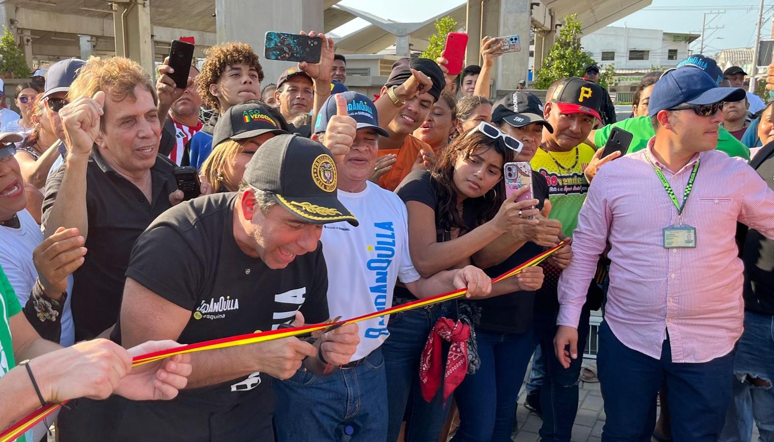 El alcalde Alejandro Char dando al servicio el Gran Bazar.