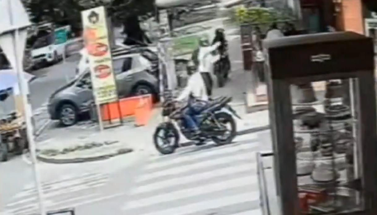 Antisociales en moto para cometer un hurto. 