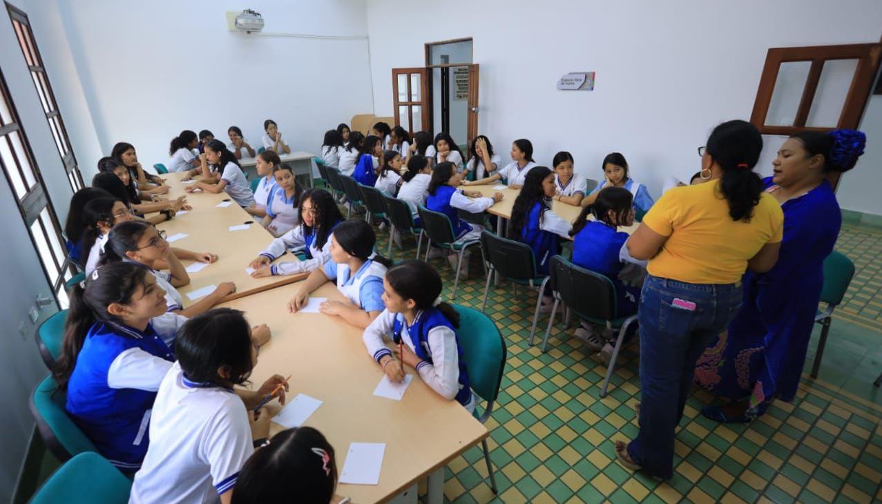 Estudiantes visitando la Biblioteca Departamental. 
