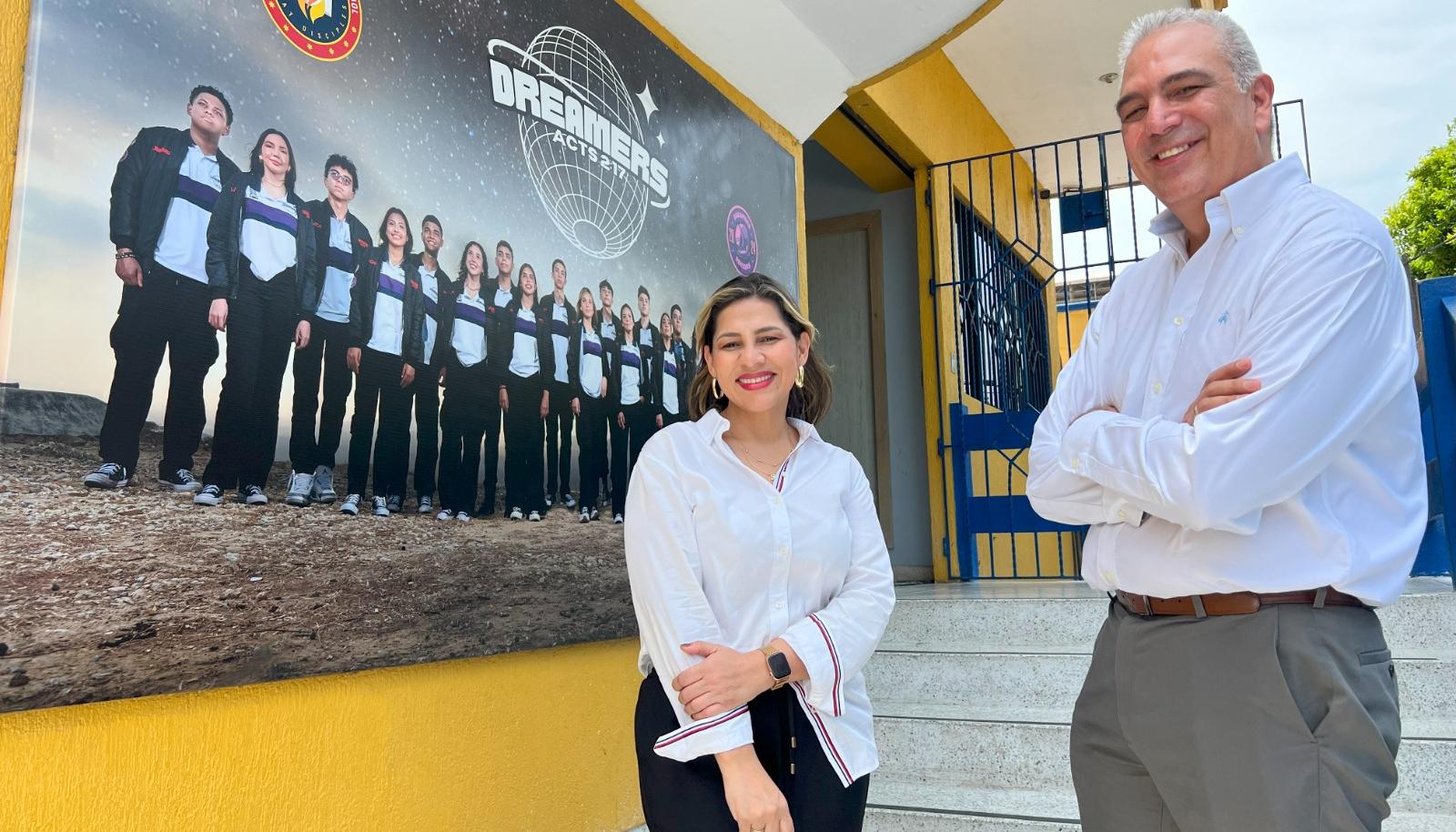 La rectora Luz Danis Reyes, y el director de proyectos, Alejandro Orjuela, a la entrada del Boston International School