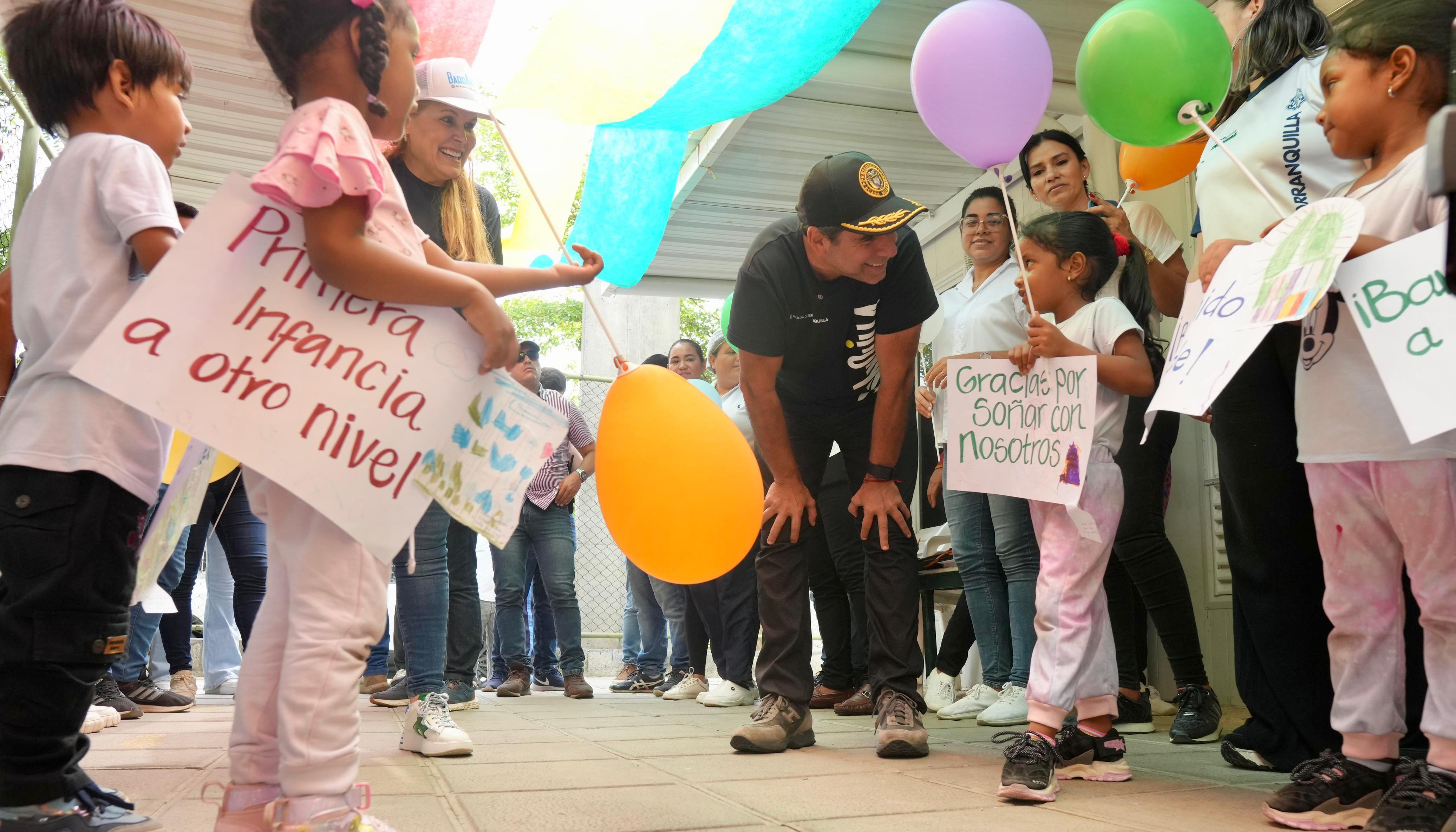 Alcalde Char con niños de la primera infancia