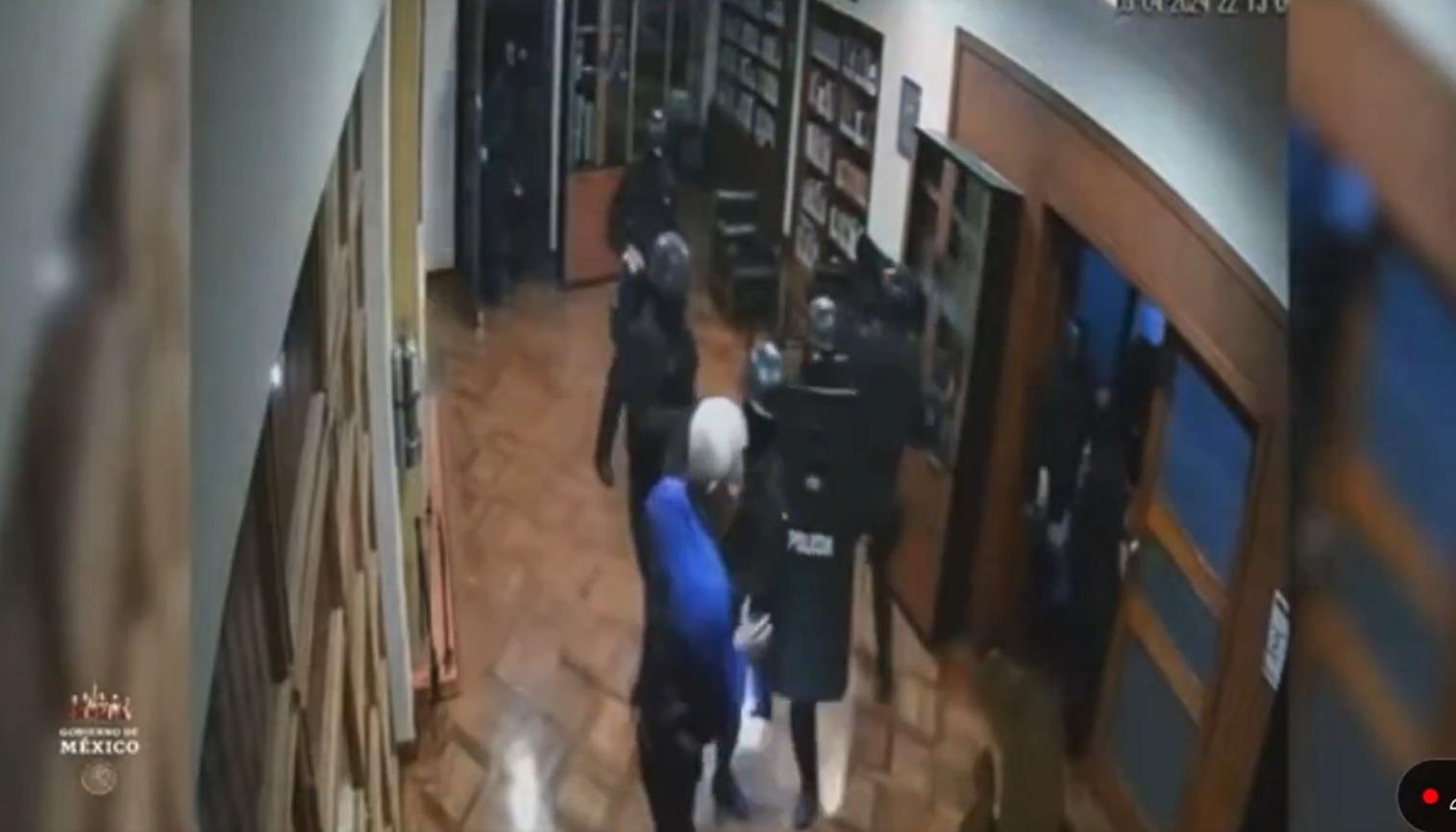 Momento del ingreso de las fuerzas armadas de Ecuador a la embajada mexicana. 