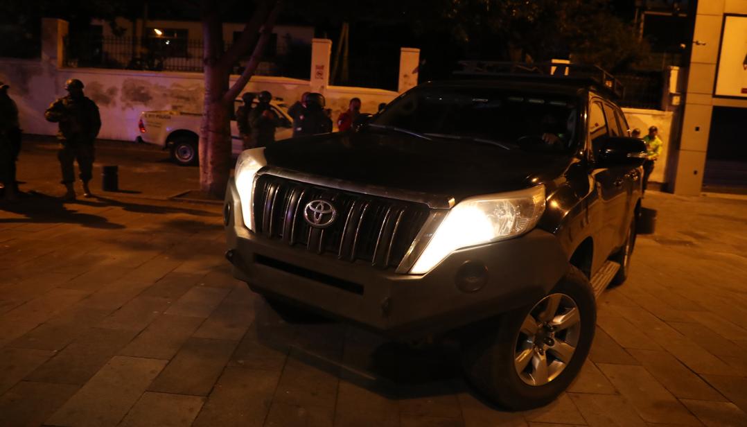 Una camioneta sale de la Embajada de México donde se presume trasladan al exvicepresidente Jorge Glas.