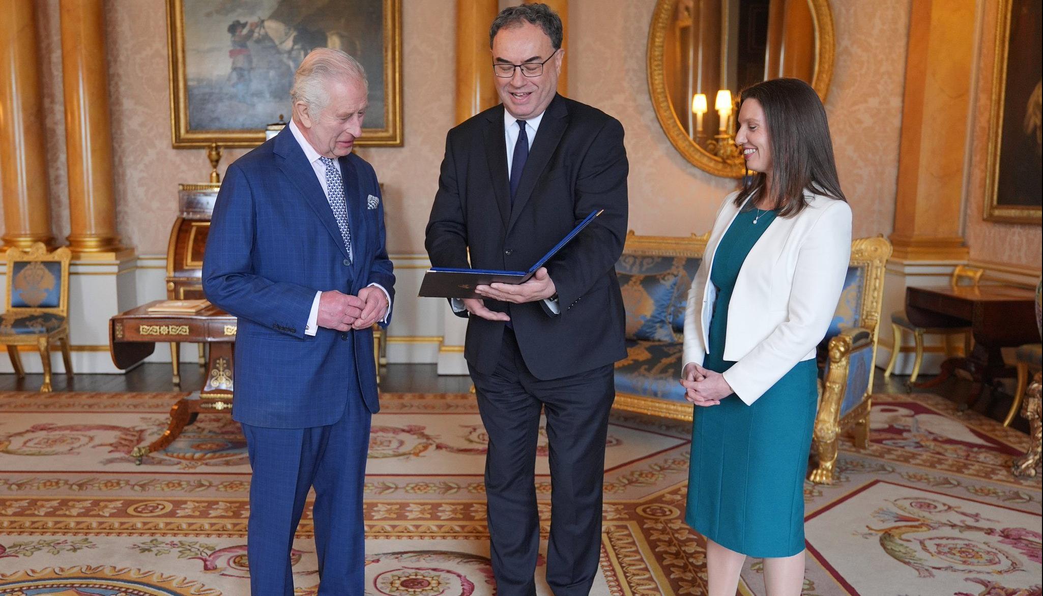 El rey Carlos III y representantes del Banco de Inglaterra.