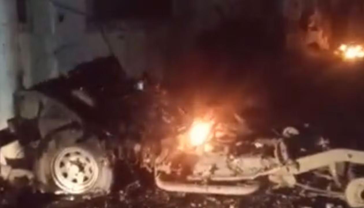 Imagen del carrobomba detonado.