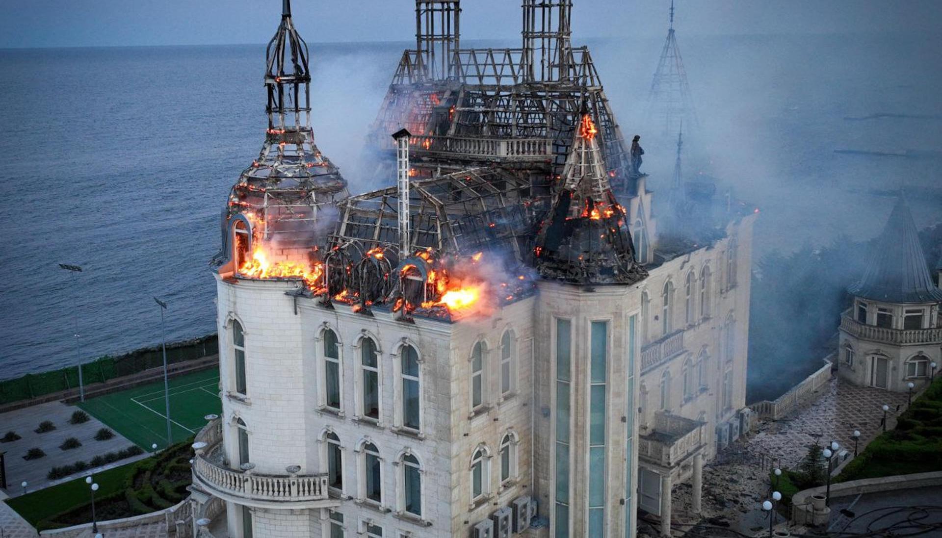 El castillo incendiado tras ser impactado por misiles. 