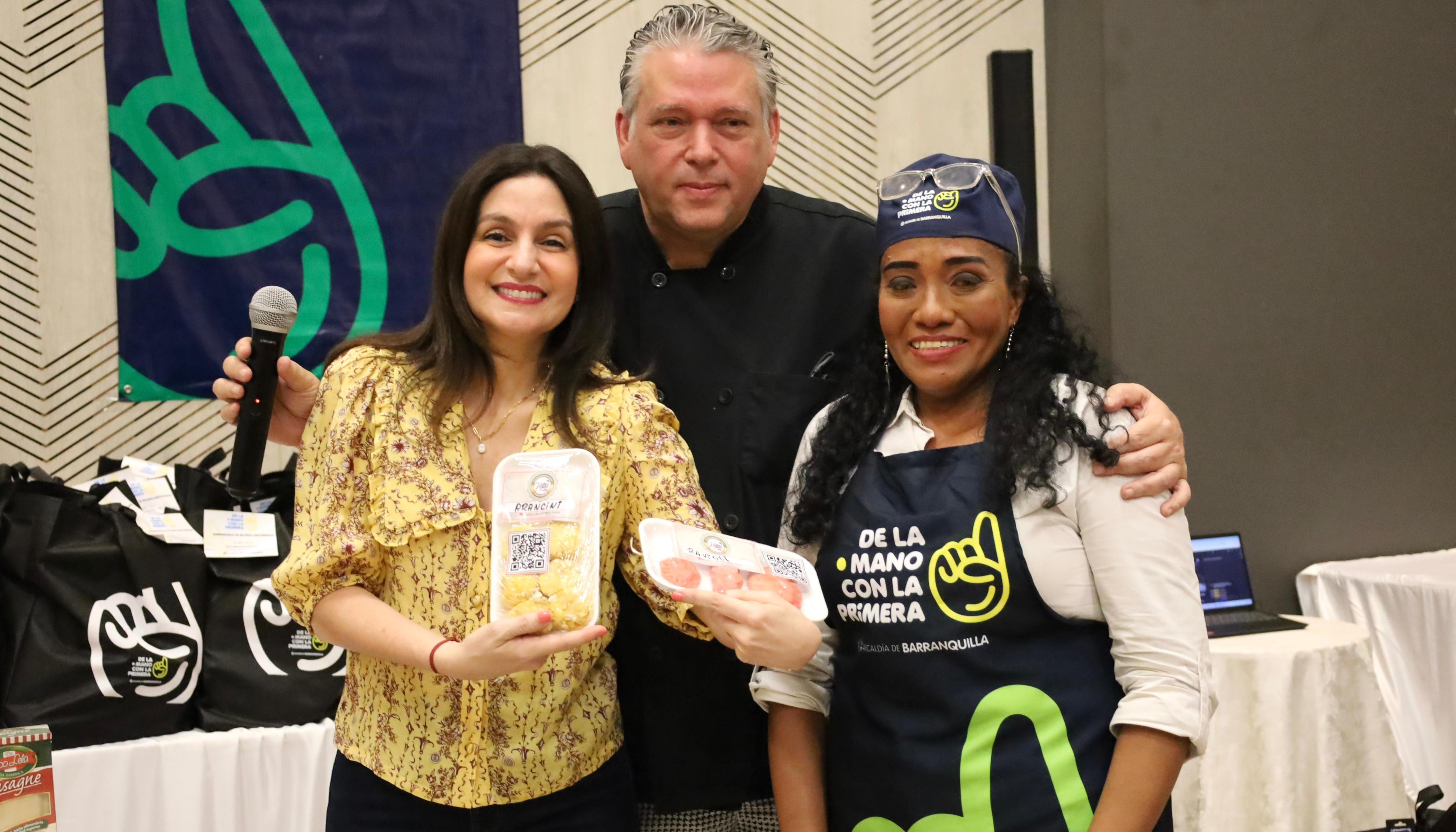 La Primera Dama, Katia Nule de Char, junto al reconocido chef Guillo Mendoza y una de las beneficiarias del programa