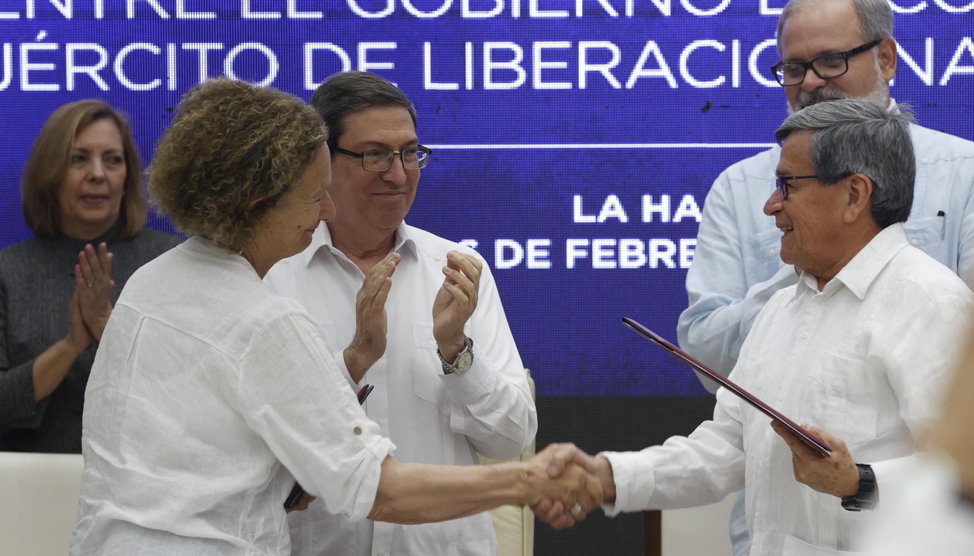 Vera Grabe, jefa del equipo de negociación del Gobierno de Colombia, y Pablo Beltrán, jefe negociador del ELN.