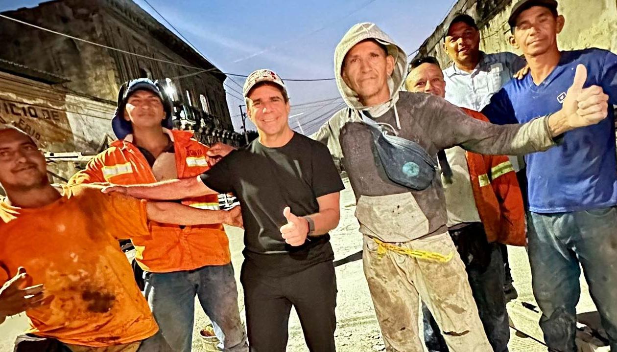 El alcalde Alejandro Char supervisando las obras. 