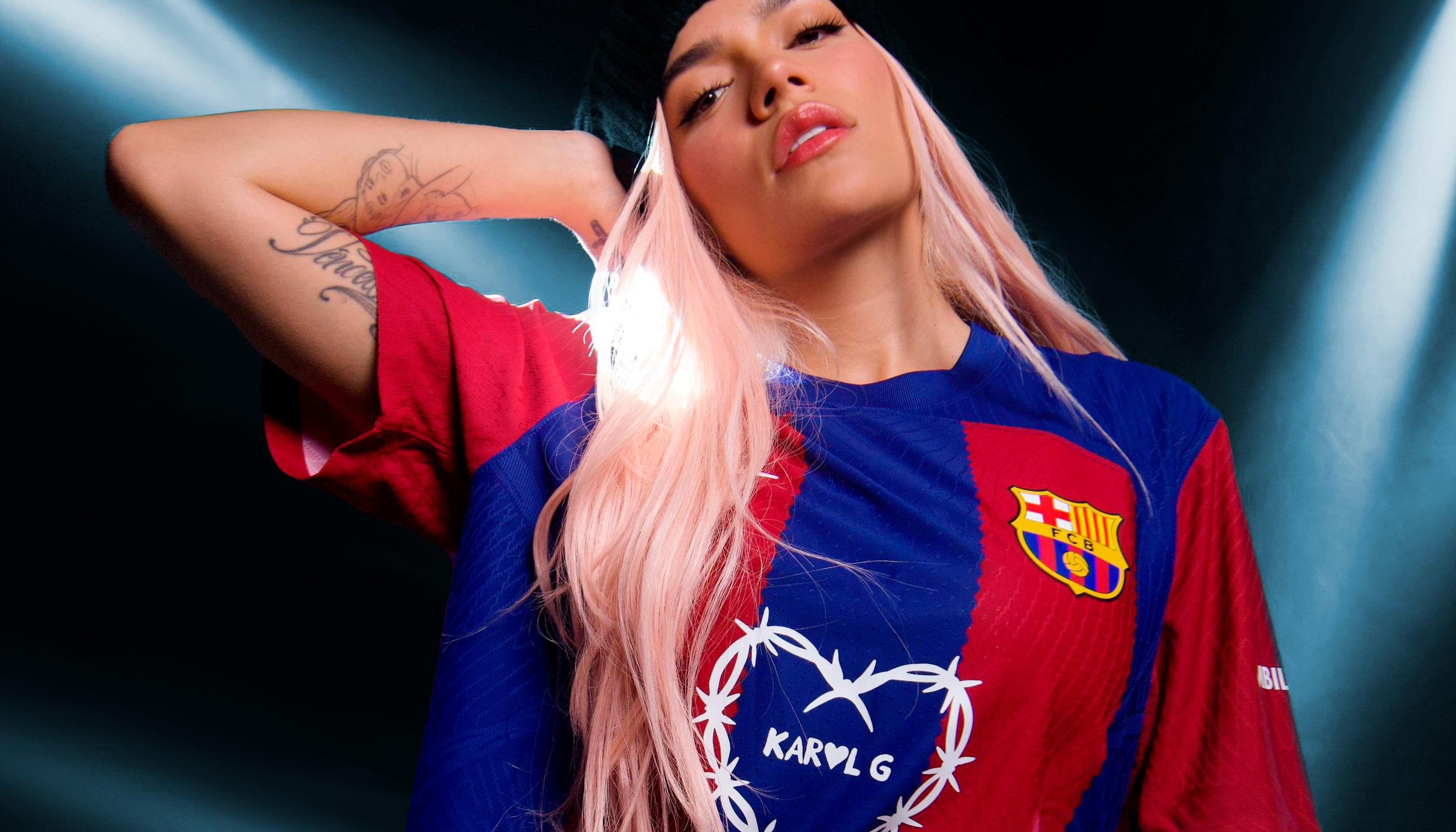 Karol G con la camiseta y el logo.