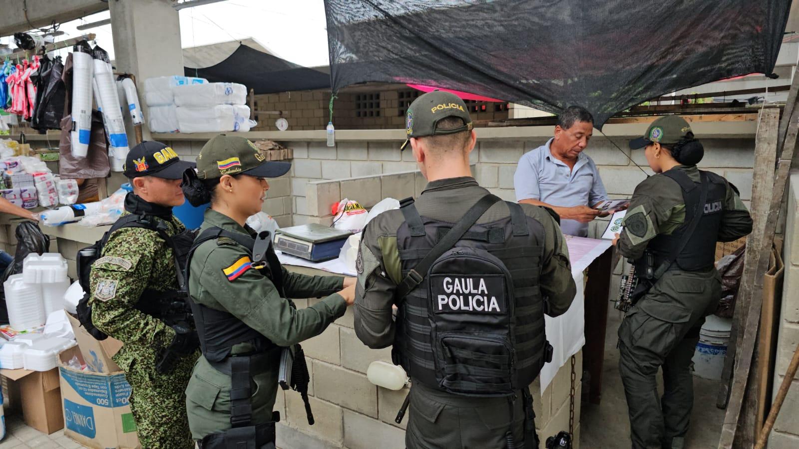 Miembros del Gaula en el Gran Bazar.