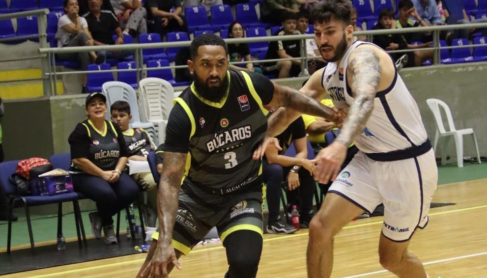 Jonatan Machado, de Titanes, intenta impedir el avance de Josimar Ayarza.