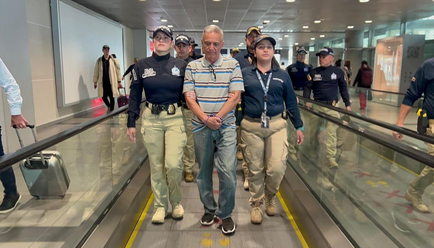 Jaime Saade en manos de agentes de la Migración.