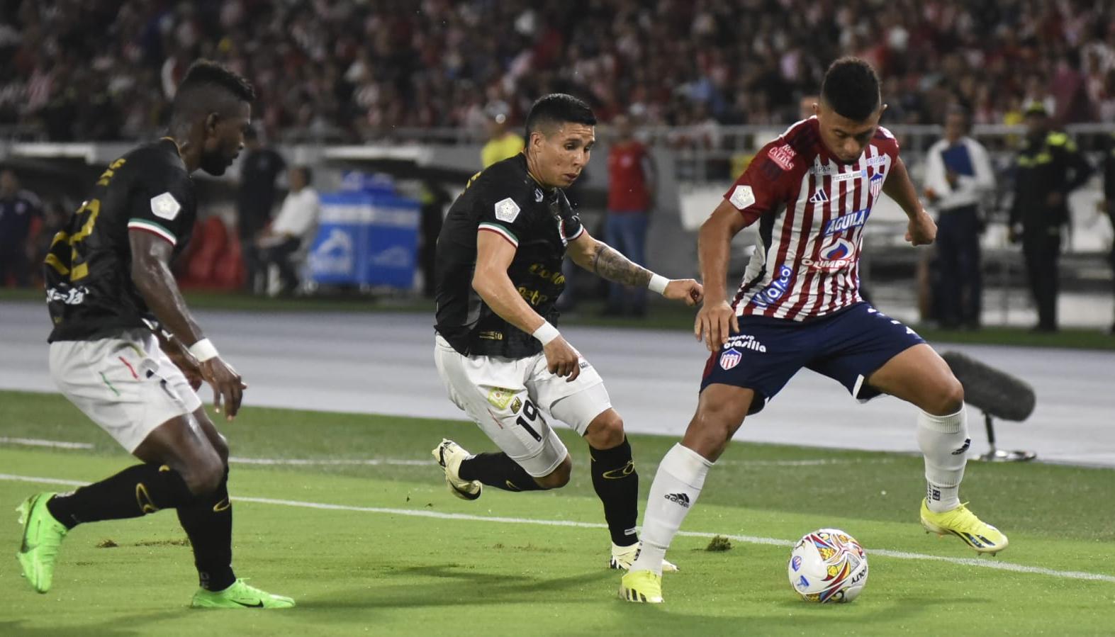 Jugada del partido de esta noche en el estadio Metropolitano. 