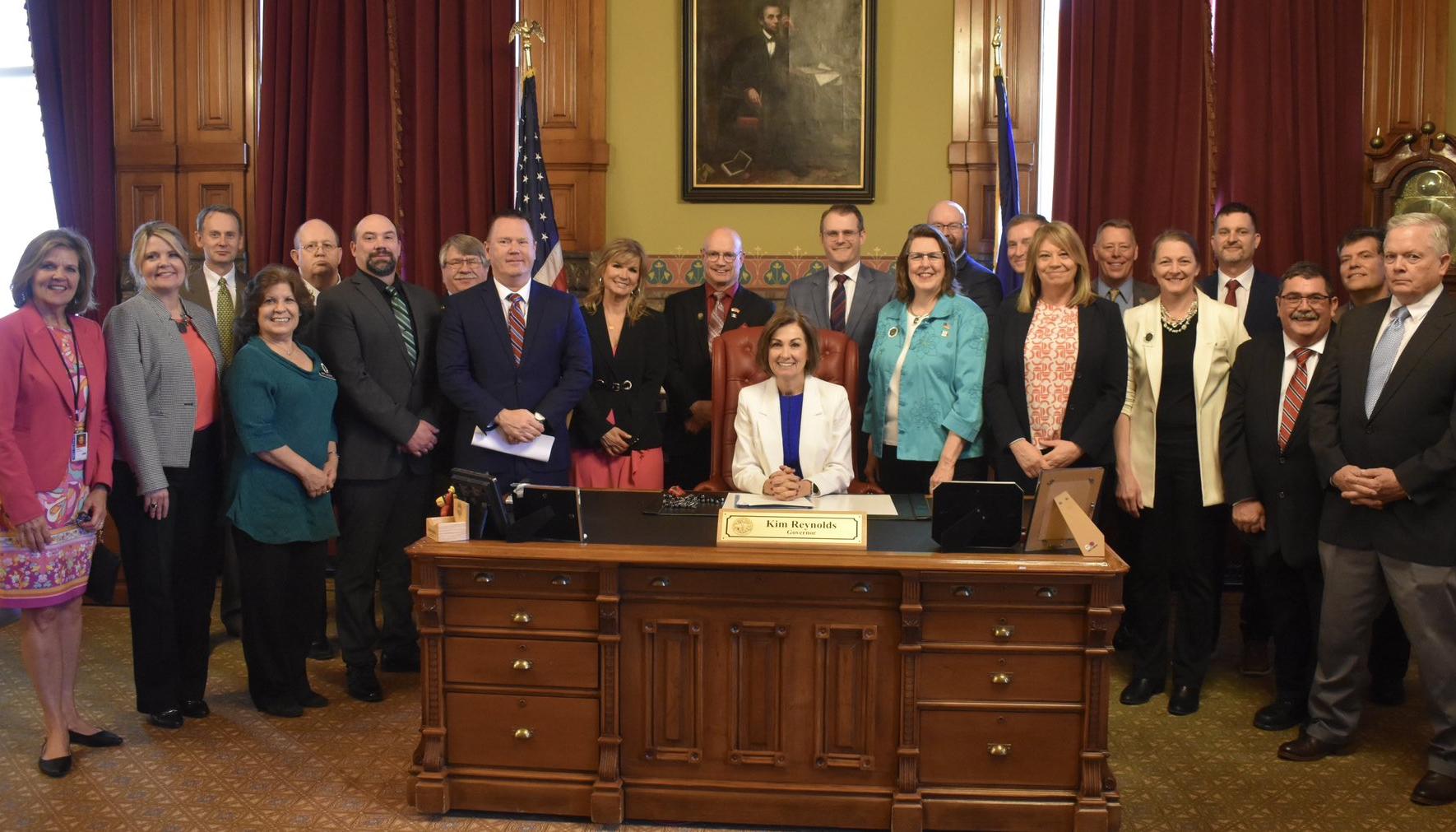 La gobernadora de Iowa,  la republicana Kim Reynolds, compartió esta imagen tras firmar la ley anti-inmigrante