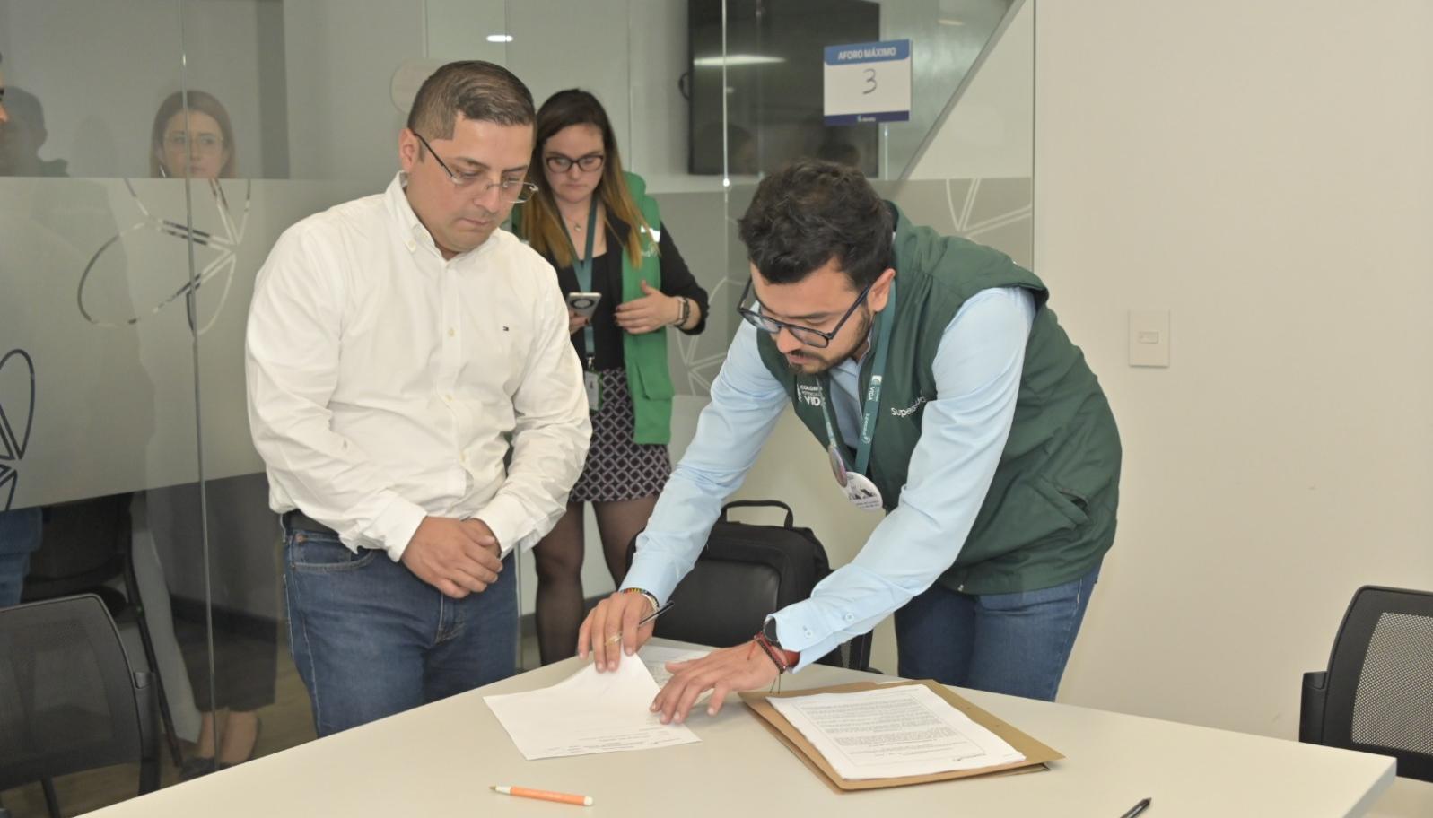 Luis Carlos Leal (chaleco verde) en la intervención a EPS Sanitas.