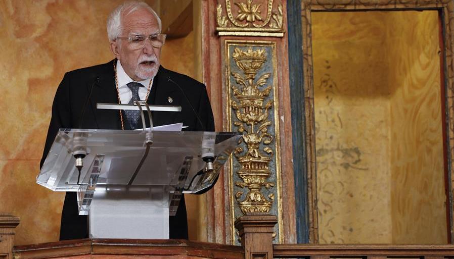 El escritor español Luis Mateo Díez pronuncia un discurso tras recibir el Premio Cervantes 2023.