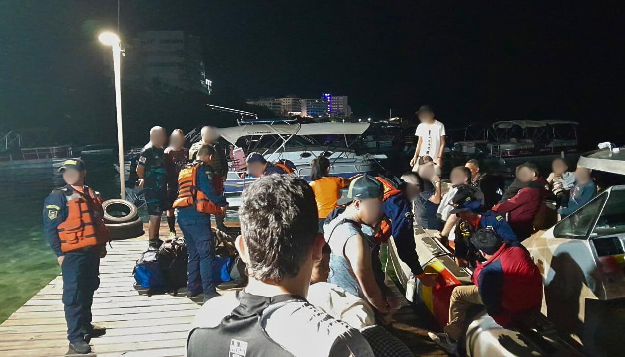Migrantes rescatados por la Armada Nacional. 