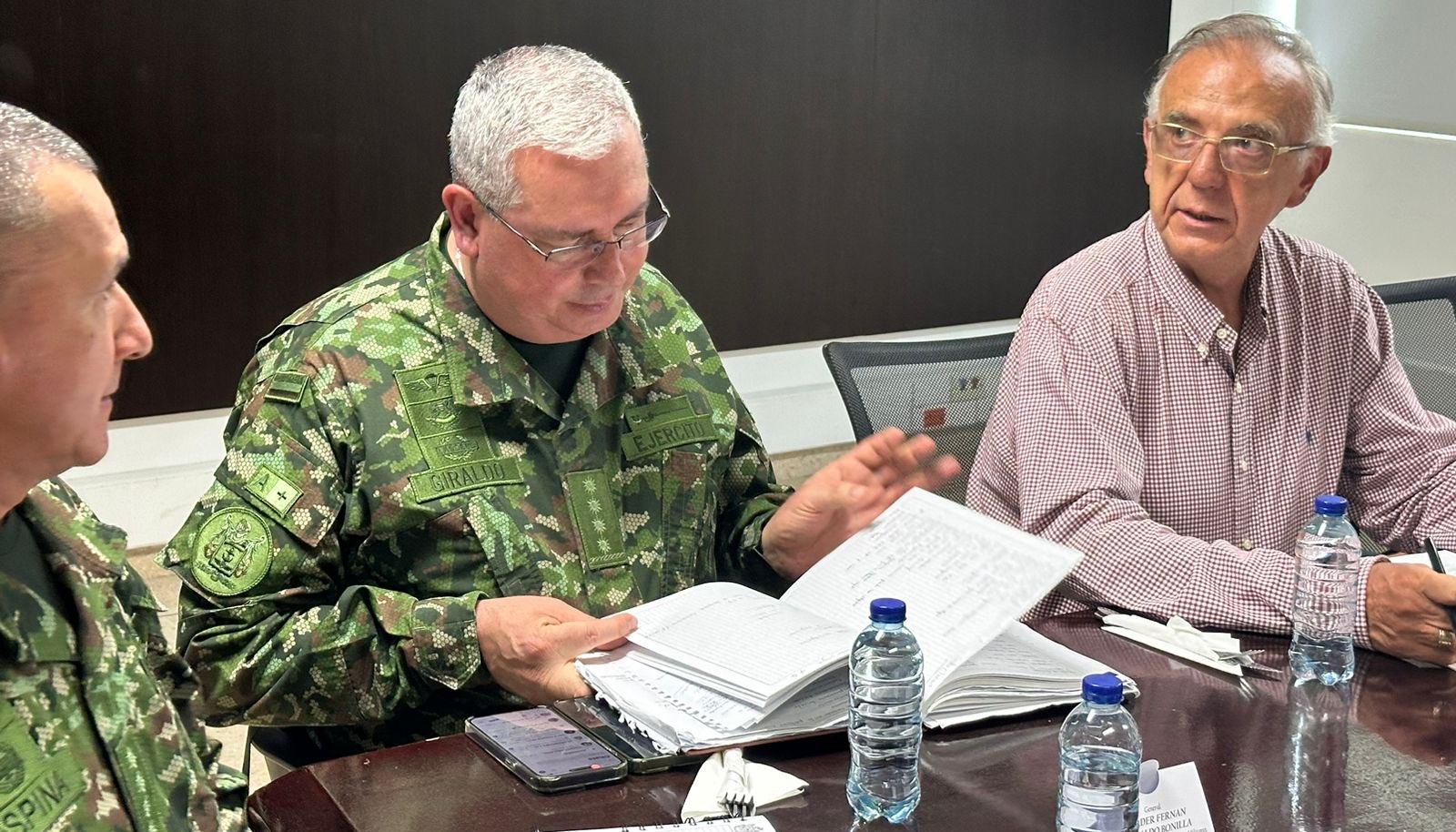 El Ministro de Defensa, Iván Velásquez (derecha).