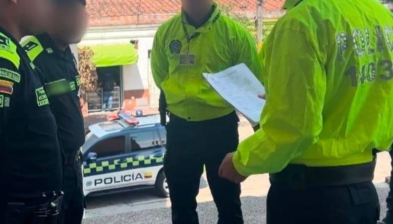 Momento en que los policías señalados eran capturados por la Sijin. 