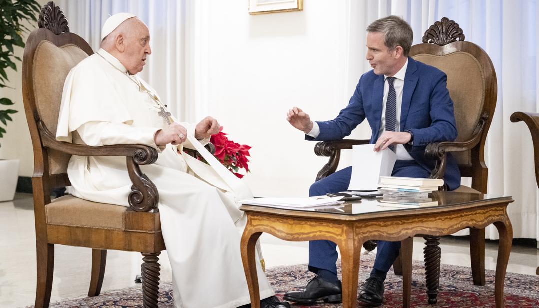 El Papa Francisco conversa con el periodista español Javier Martínez-Brocal.