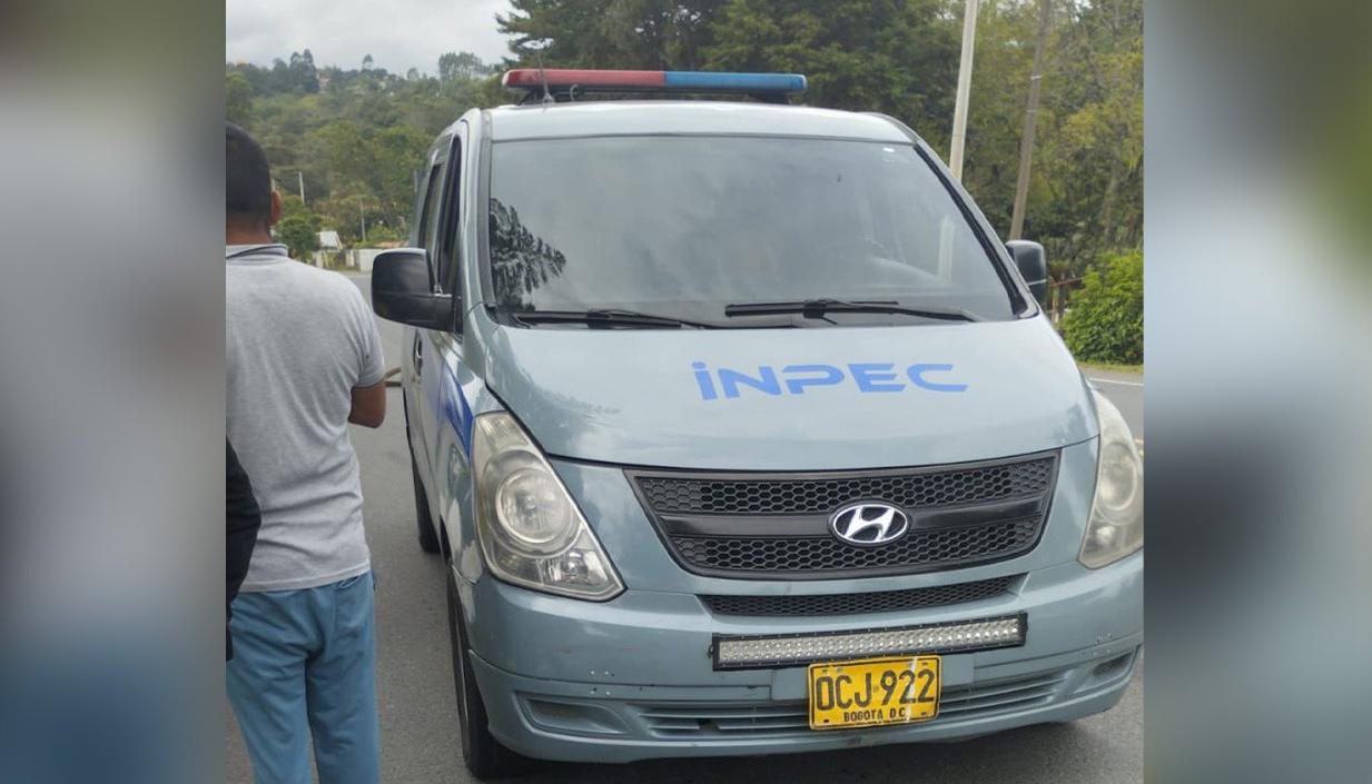 Patrulla del Inpec que fue atacada a bala. 