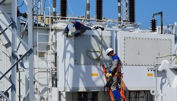 Personal de Air-e trabajando en subestación de energía.