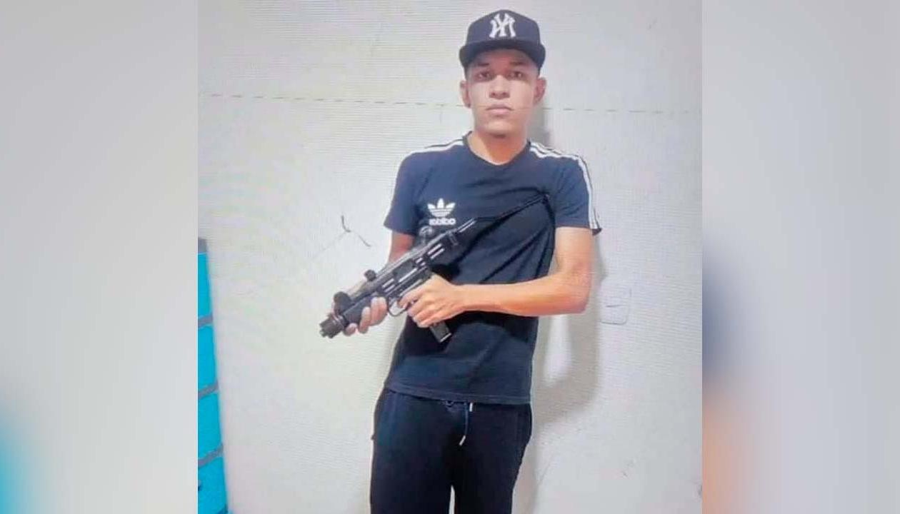 Jorge Luis Padilla Mejía posando con una arma de largo alcance. 