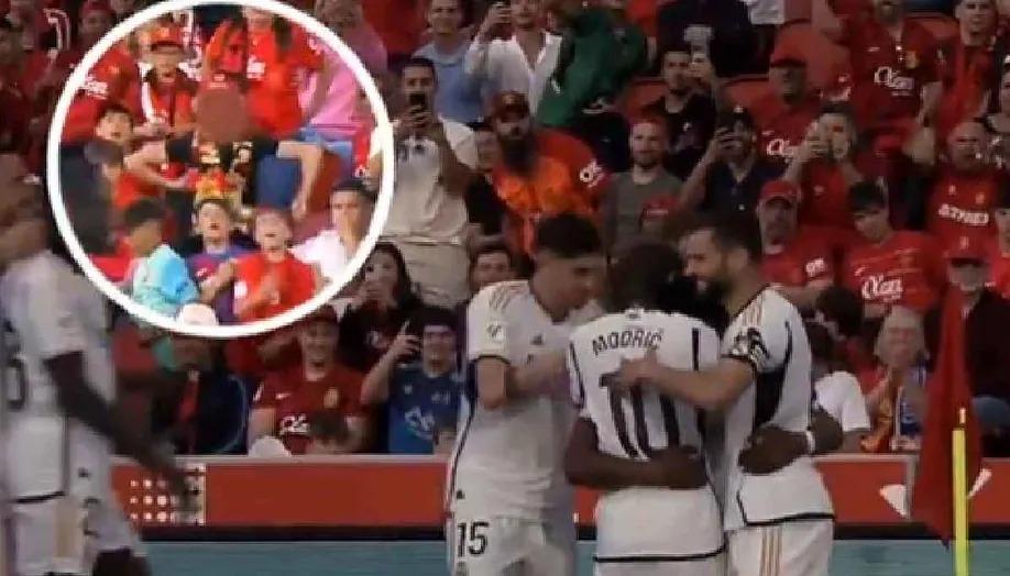 Momento del acto racista. 