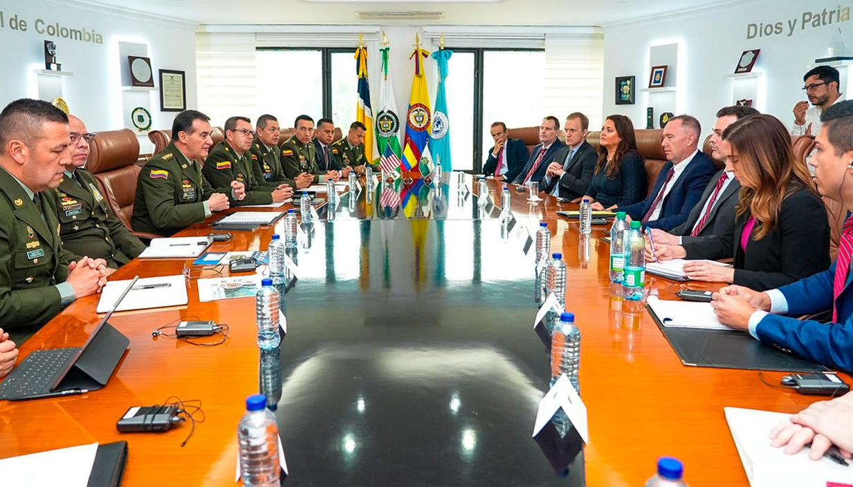 El director de la policía junto a la comitiva de los Estados Unidos.