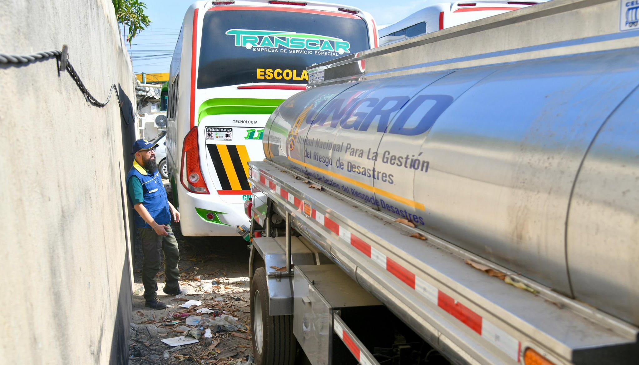 El director de la UNGRD, Carlos Carrillo, observando uno de los carrotanques.