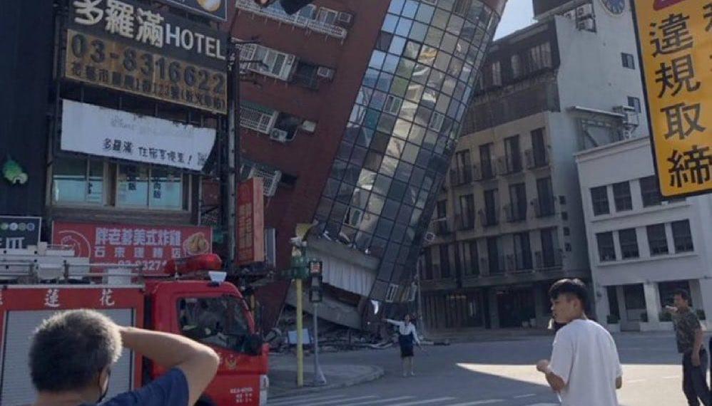 Edificio derrumbado tras el fuerte sismo en Taiwán. 