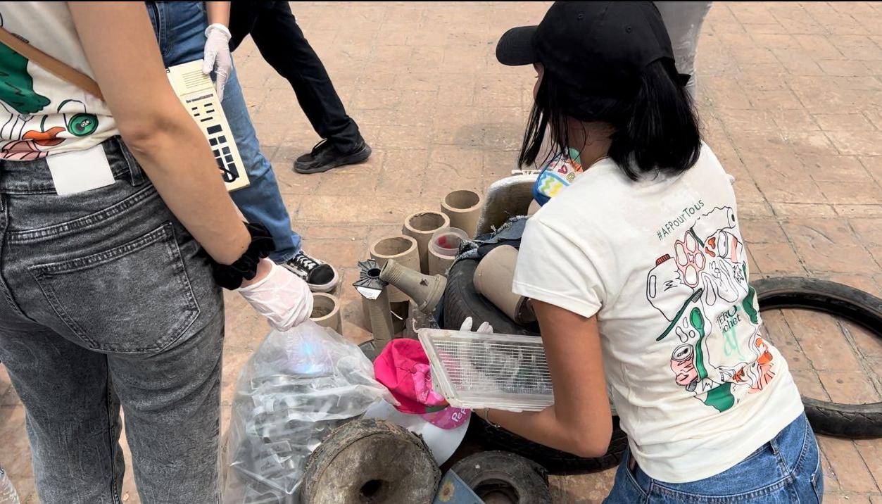 Voluntarios recolectando residuos 