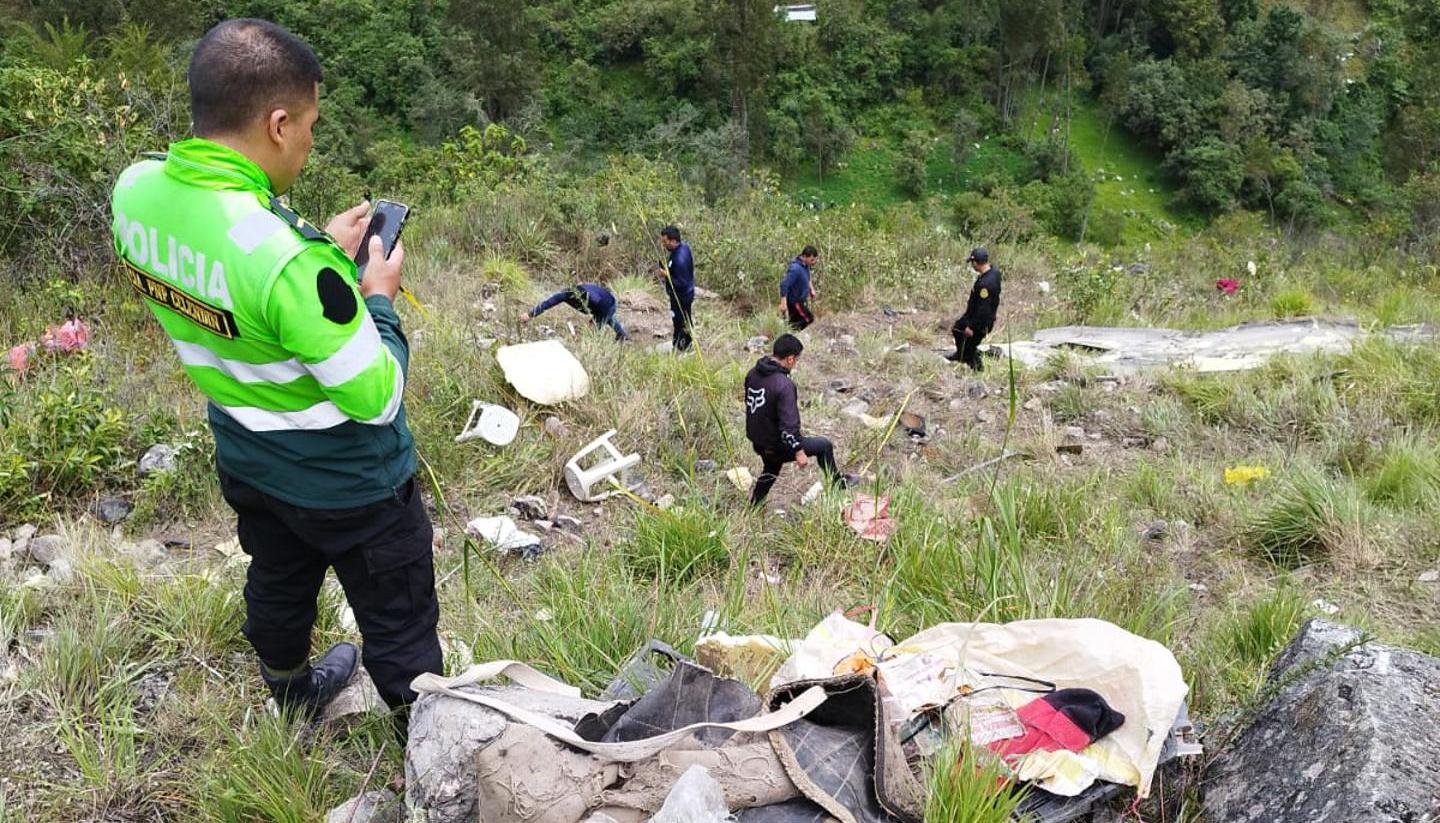 Varios policías y socorristas en el sitio del accidente