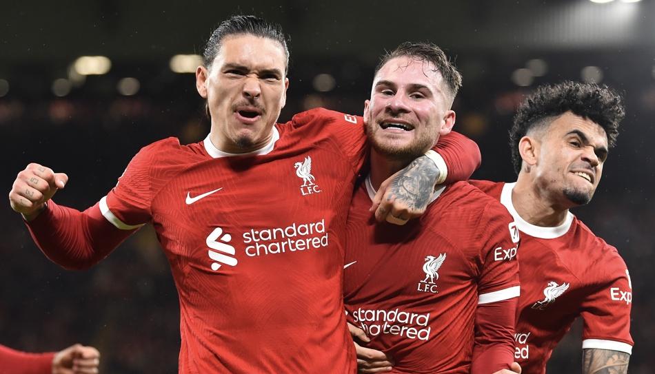 Trío sudamericano festejando el segundo gol del Liverpool: Darwin Núñez, Alexis Mac Allister y Luis Díaz. 