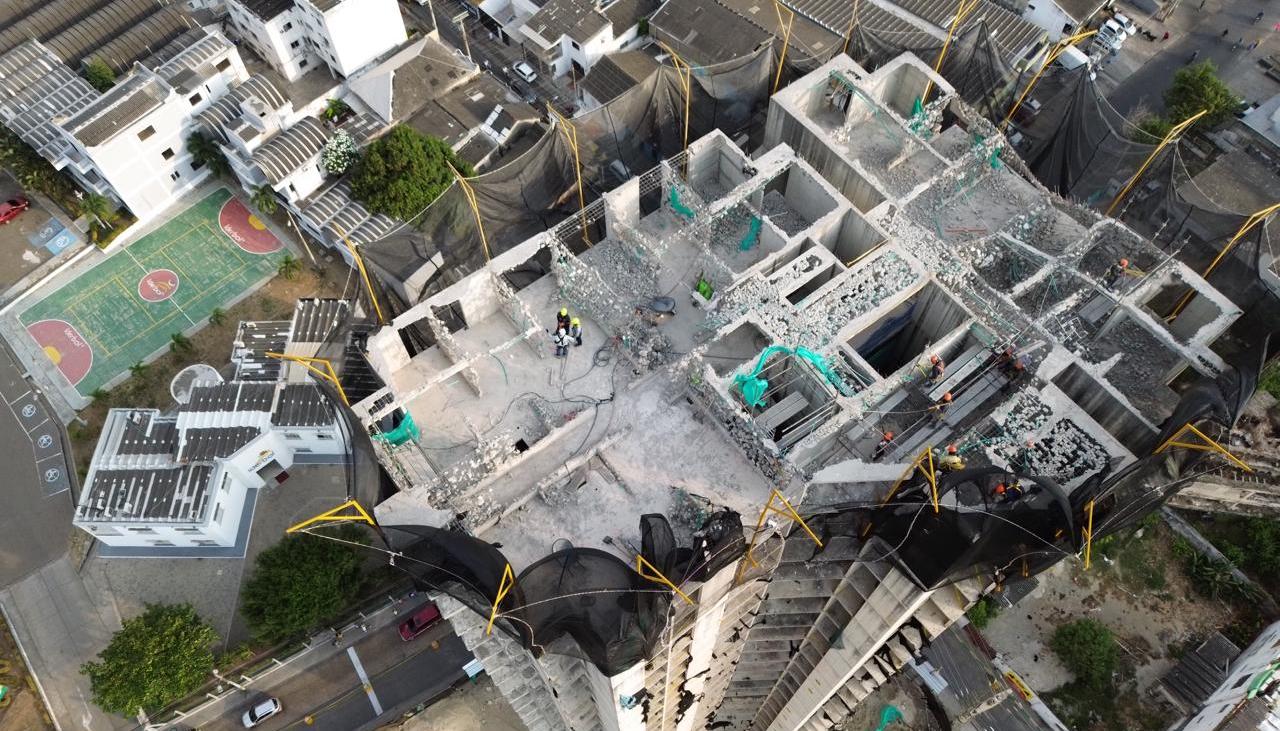 Vista aérea de las obras de demolición del edificio Aquarela de Cartagena