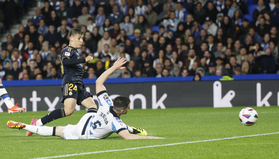 El turco Arda Güler marca el gol que le dio la victoria al Real Madrid. 