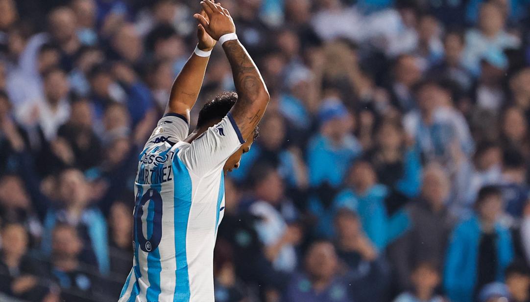 Roger Martínez celebra tras marcar el tercer gol de Racing. 