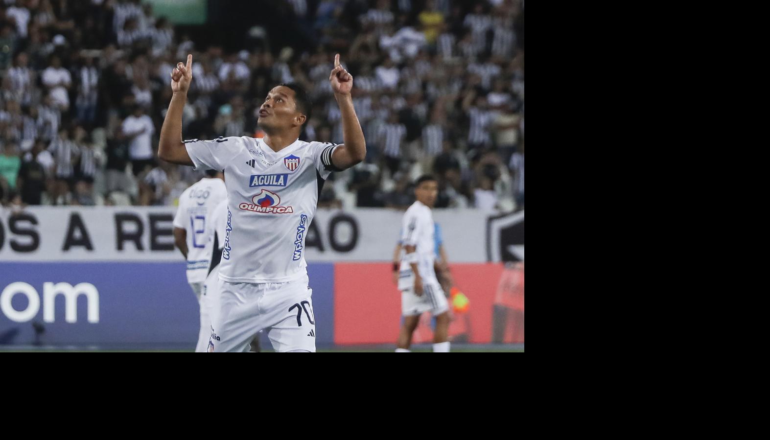 Carlos Bacca festeja su primer gol contra Botafogo, tras el cobro de una pena máxima. 