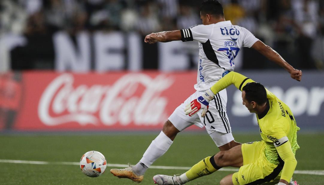 Carlos Bacca elude al portero Roberto Fernández para anotar el tercer gol del Junior. 