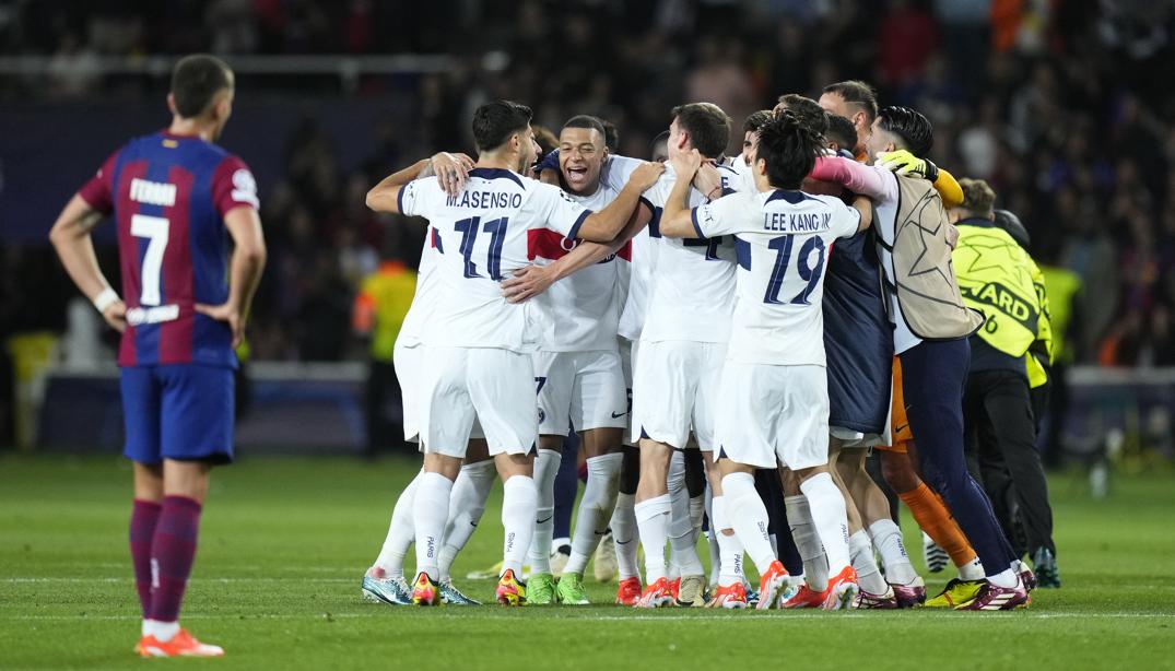 Kylian Mbappé celebra con sus compañeros tras eliminar al Barcelona. 