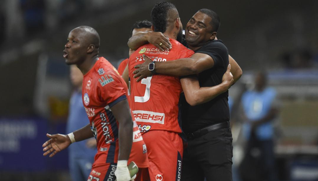 Huibert Bodhert, técnico de Alianza, celebra con Jesús Figueroa, autor del gol del empate de su equipo.