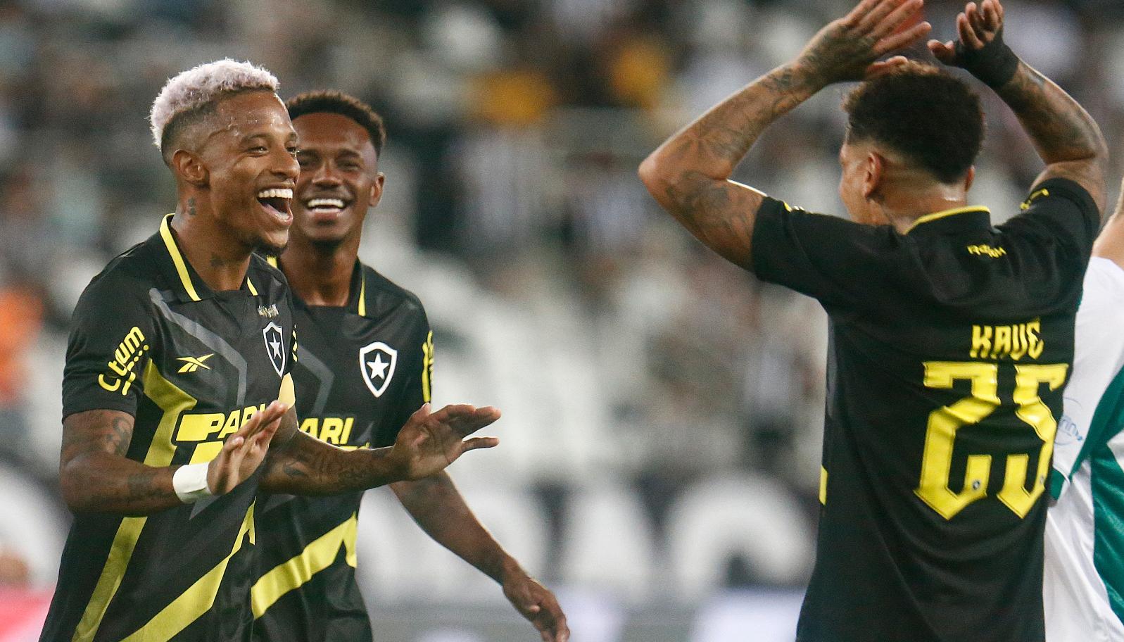 Tchê Tchê (izquierda) celebra el primer gol del Botafogo ante Boavista. 