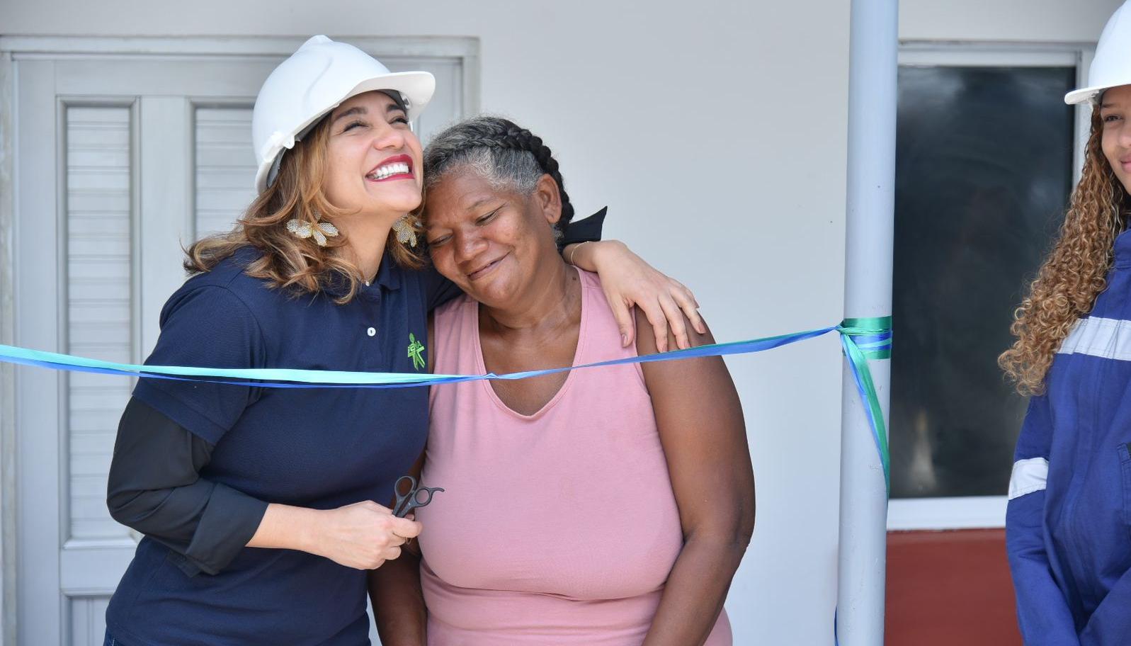 Ana María Cortés recibiendo su vivienda en el barrio El Bosque.