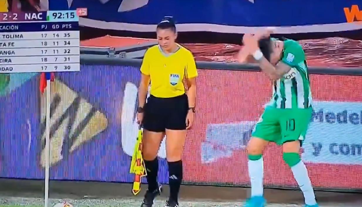 El momento en que Cepellini es impactado en la cabeza