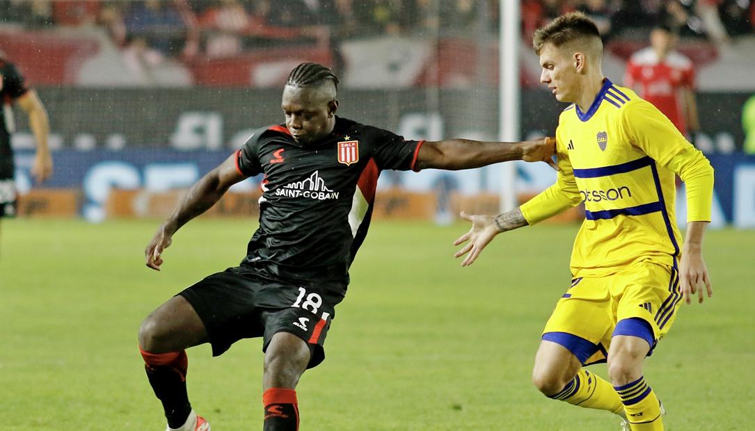 Edwuin Cetré durante el partido que Estudiantes le ganó 1-0 a Boca Juniors.