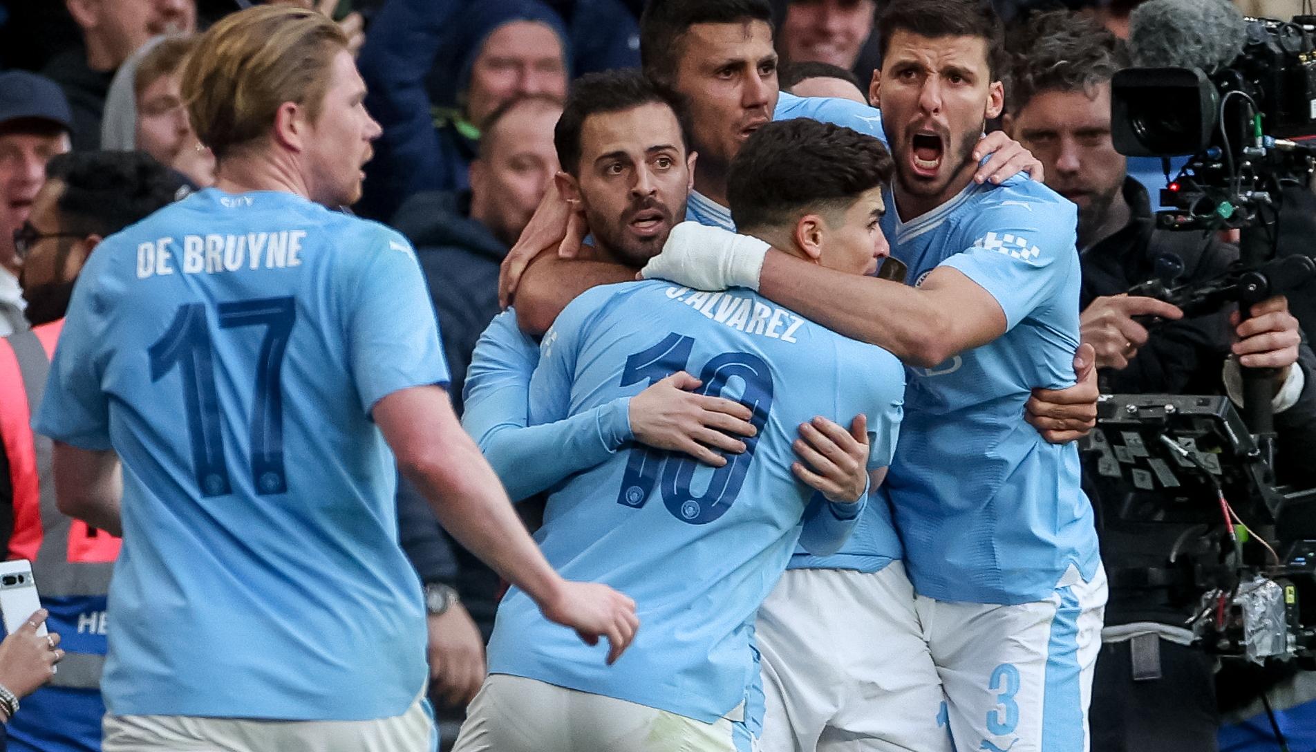 Bernardo Silva es felicitado por sus compañeros tras marcar el gol que le dio la victoria al Manchester City.