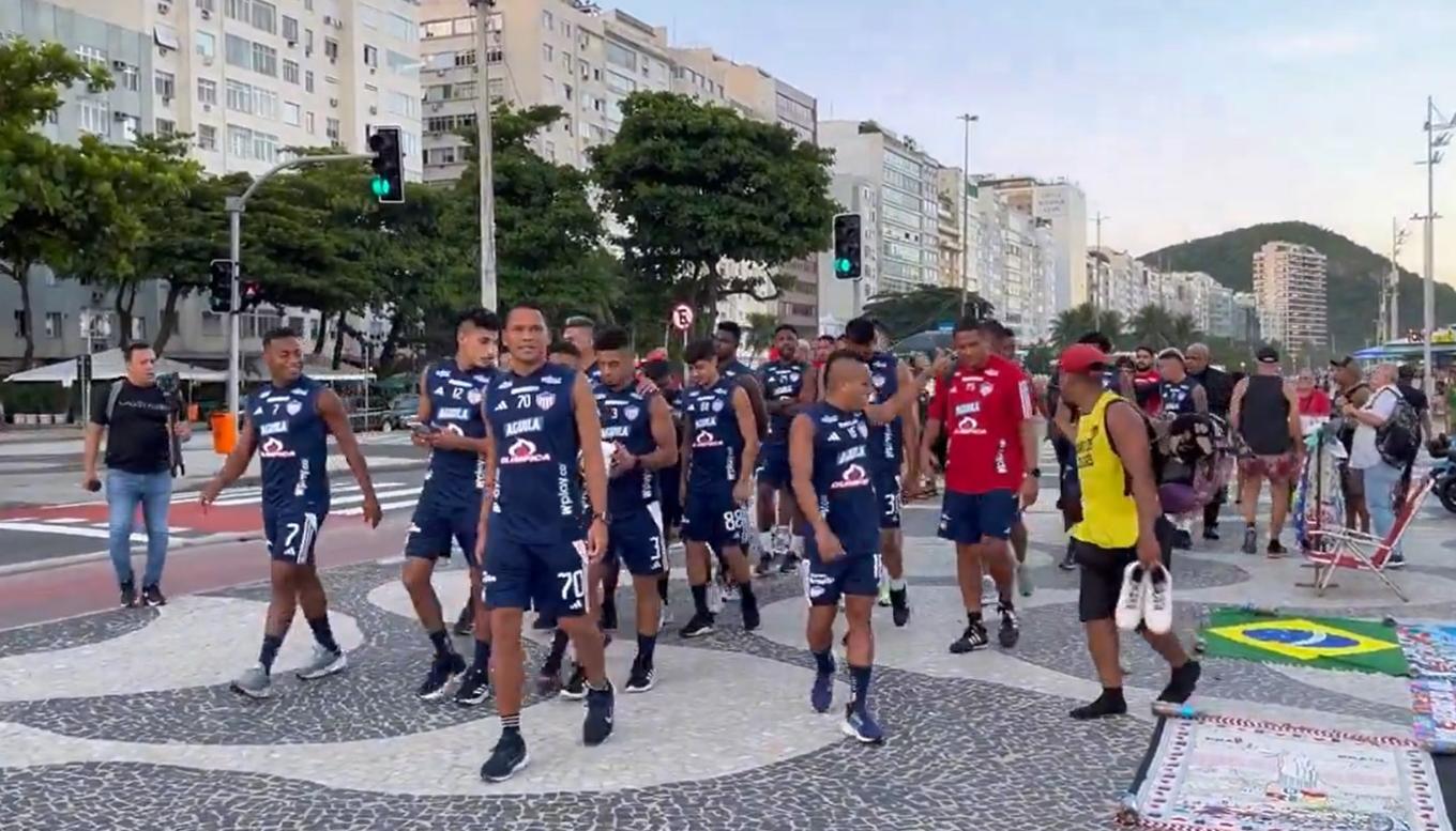 Los jugadores del Junior caminando por los alrededores de las playas de Copacabana.